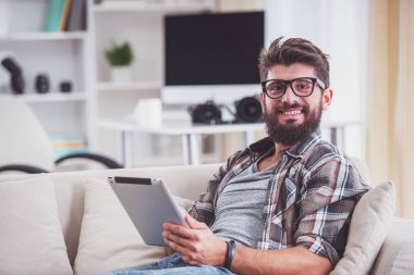 Onun ofisinde çalışırken sakallı genç neşeli fotoğraf