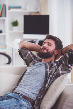 Onun ofisinde çalışırken sakallı genç neşeli fotoğraf