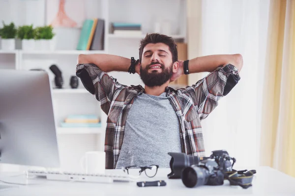 Junger Fröhlicher Fotograf Mit Bart Während Seinem Büro Arbeitet — Stockfoto