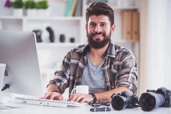 Jovem Fotógrafo Alegre Com Barba Enquanto Trabalhava Seu Escritório — Fotografia de Stock