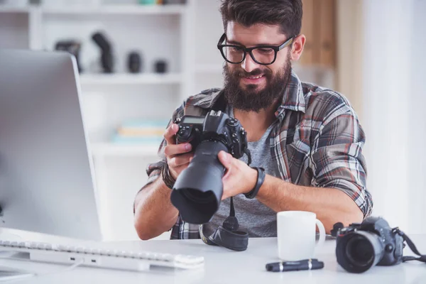 Jovem Fotógrafo Alegre Com Barba Enquanto Trabalhava Seu Escritório — Fotografia de Stock