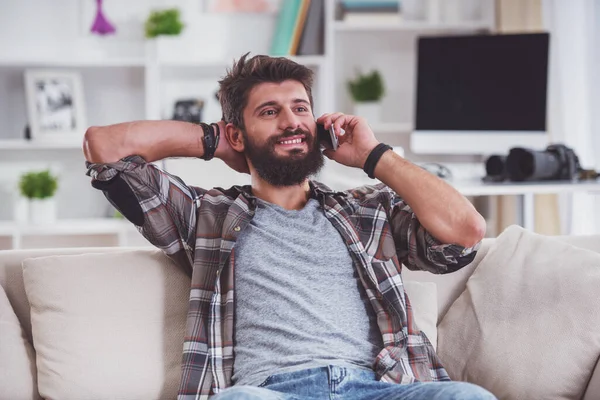 Joven Fotógrafo Alegre Con Barba Mientras Trabaja Oficina —  Fotos de Stock