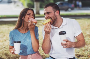 Park ve içecek kahve bir tarihte seven genç Çift