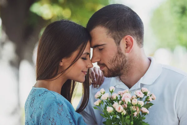 Amour Jeune Couple Sur Rendez Vous Avec Des Fleurs Dans — Photo