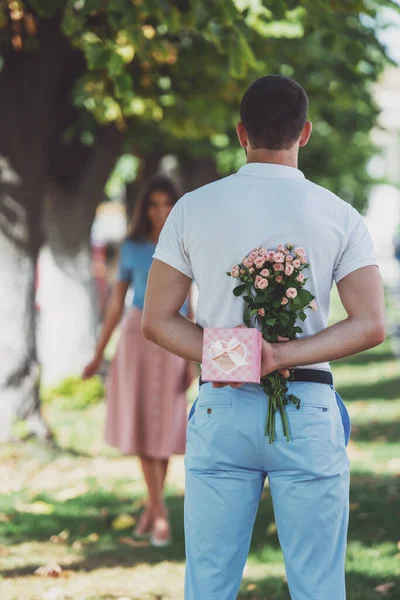 Amar Jovem Casal Encontro Com Flores Com Presente Parque — Fotografia de Stock