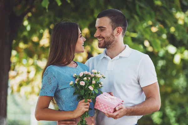 Älskade Unga Par Dejt Med Blommor Och Med Gåva Parken — Stockfoto