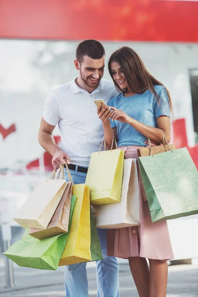 Amare Giovane Coppia Con Borse Shopping Piedi Città — Foto Stock