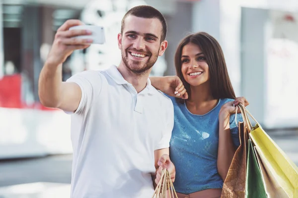 Liebendes Junges Paar Mit Taschen Zum Einkaufen Fuß Die Stadt — Stockfoto