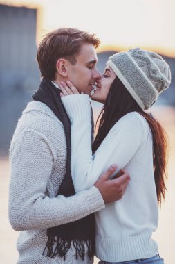 Sevgi dolu genç çift sahilde sonbaharda yürümek.