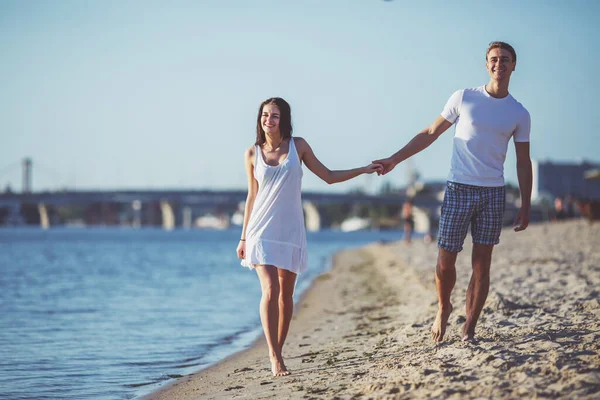 Amor Joven Pareja Caminar Playa Verano — Foto de Stock