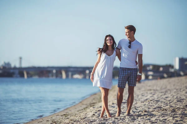 Amor Joven Pareja Caminar Playa Verano — Foto de Stock