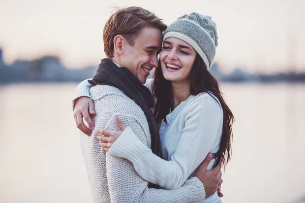 Kärleksfull Ungt Par Promenad Stranden Höst — Stockfoto