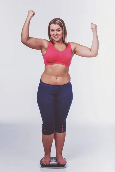 Fette Frau Diät Misst Das Gewicht Isoliert Auf Weißem Hintergrund — Stockfoto