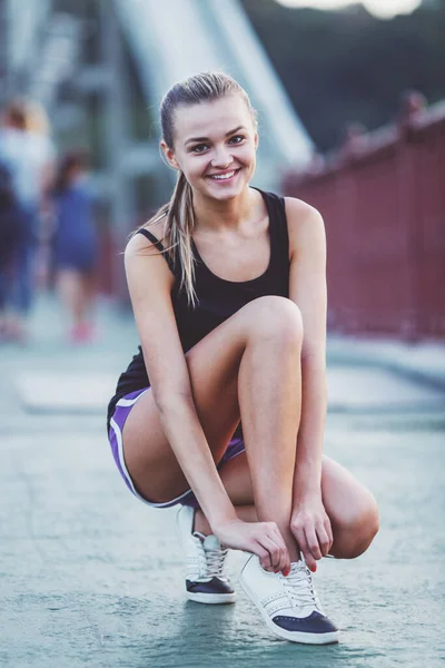 Joven Hermosa Chica Con Auriculares Corriendo Haciendo Ejercicio Ciudad — Foto de Stock