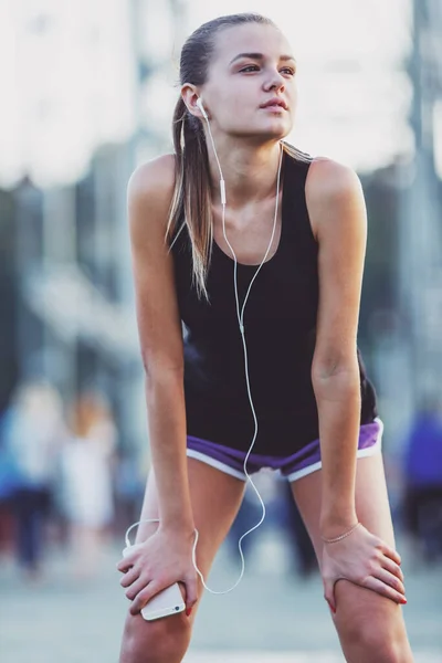 Das Junge Schöne Mädchen Mit Kopfhörern Läuft Und Macht Fitness — Stockfoto
