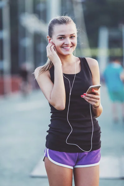 Das Junge Schöne Mädchen Mit Kopfhörern Läuft Und Macht Fitness — Stockfoto