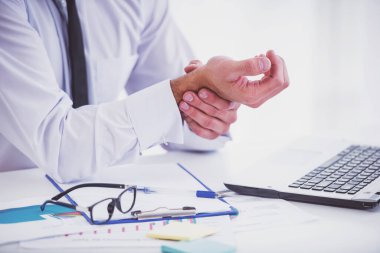 Hastalık el. Bir işadamı elini tutarak onun ofisinde çalışırken sakallı portresi