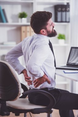 Hastalık geri. Onun ofisinde çalışırken sakallı bir iş adamı arkasından tutarak portresi