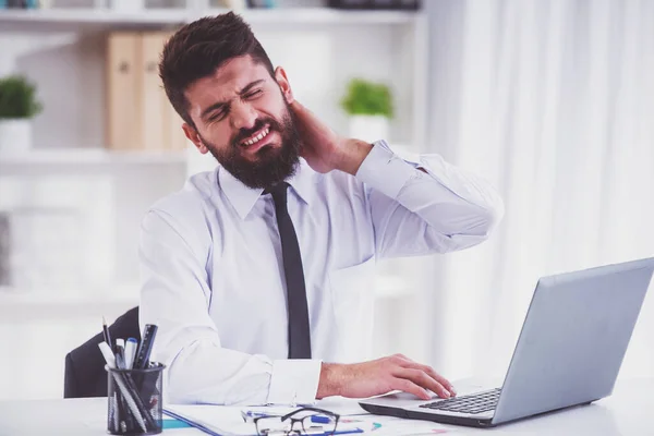 Hastalık Boyun Boynunu Tutan Bir Adamı Onun Ofisinde Çalışırken Sakallı — Stok fotoğraf