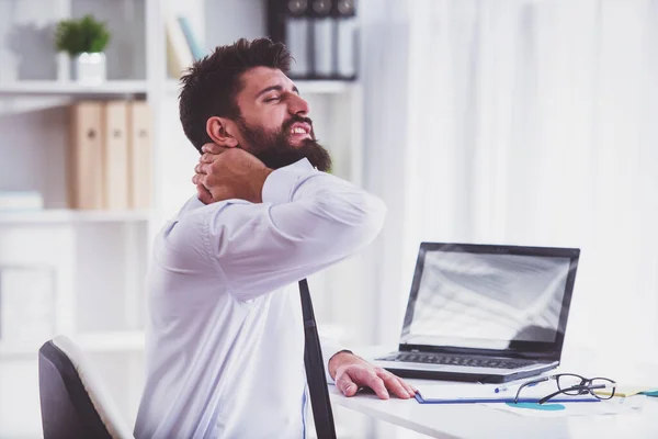 Sjuka Hals Porträtt Affärsman Med Skägg Medan Arbetar Sitt Kontor — Stockfoto