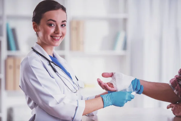 Mani Ferite Giovanotto Con Mani Ferite Giovane Medico Donna Aiuta — Foto Stock