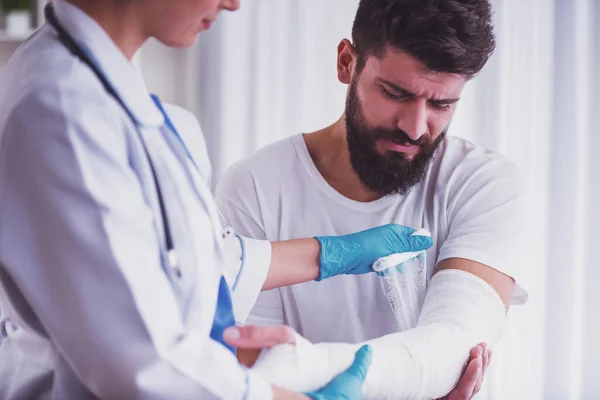 Verletzungen Den Händen Junger Mann Mit Verletzten Händen Junge Ärztin — Stockfoto