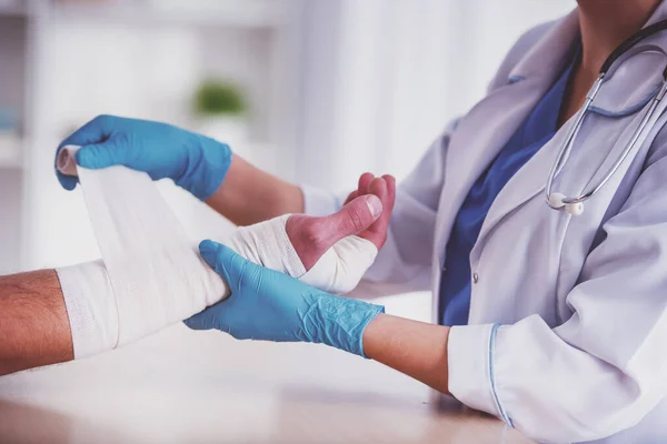 Verletzungen Den Händen Junger Mann Mit Verletzten Händen Junge Ärztin — Stockfoto