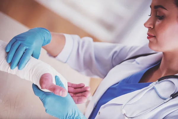 Mani Ferite Giovanotto Con Mani Ferite Giovane Medico Donna Aiuta — Foto Stock