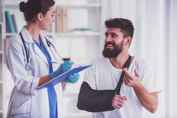 Mani Ferite Giovanotto Con Mani Ferite Giovane Medico Donna Aiuta — Foto Stock