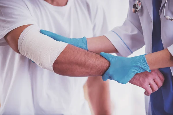 Mani Ferite Giovanotto Con Mani Ferite Giovane Medico Donna Aiuta — Foto Stock