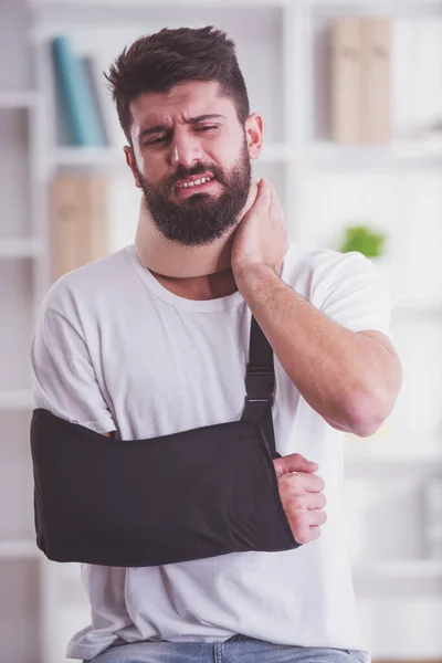 Porträtt Ung Man Med Skadade Nacken Och Hand Hemma — Stockfoto