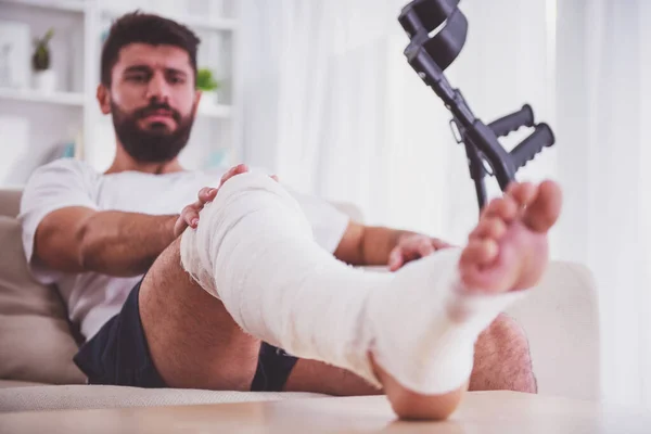 Retrato Joven Con Pierna Lesionada Casa —  Fotos de Stock