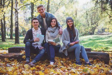 Sonbahar park yürürken gençlerin öğrenci grubu