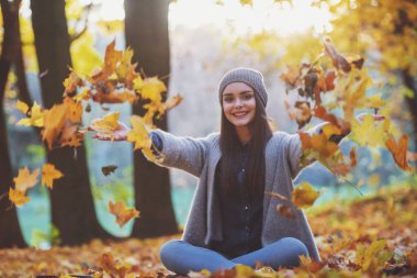 Sonbahar park yürürken genç mutlu kız öğrenciler