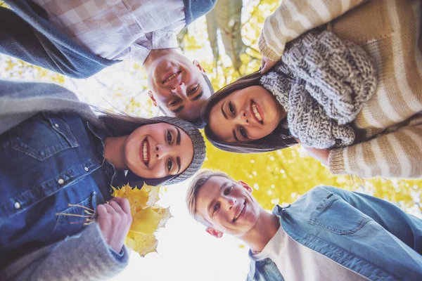 Groep Jongeren Studenten Tijdens Het Wandelen Herfst Park — Stockfoto