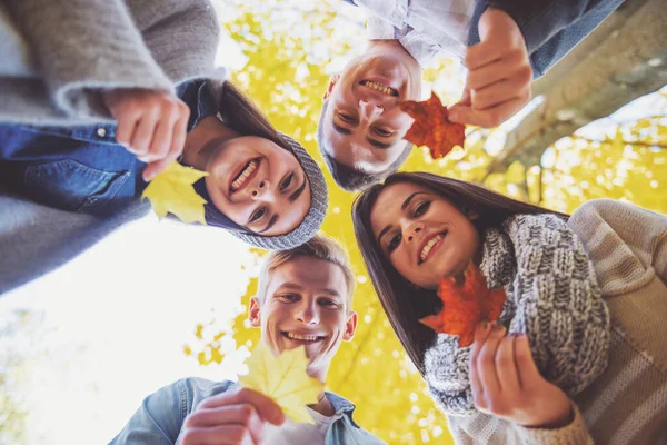 Grupo Jovens Estudantes Enquanto Caminham Parque Outono — Fotografia de Stock