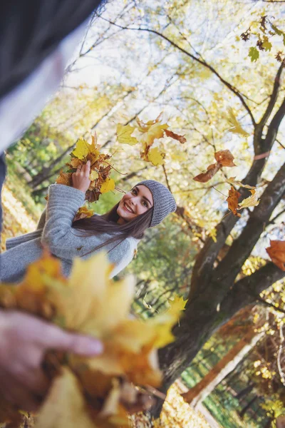 Junge Glückliche Studentinnen Beim Spazierengehen Herbstpark — Stockfoto