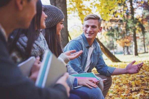 Gruppe Junger Leute Studenten Beim Spazierengehen Herbst Park — Stockfoto