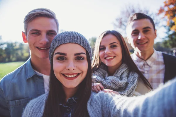 Grupo Jovens Estudantes Enquanto Caminham Parque Outono — Fotografia de Stock