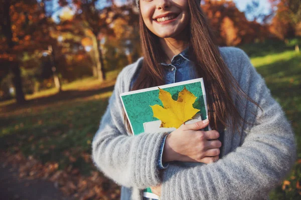 Jovens Estudantes Menina Feliz Enquanto Caminhando Parque Outono — Fotografia de Stock