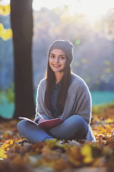 Молодые Счастливые Студентки Время Прогулки Осенний Парк — стоковое фото