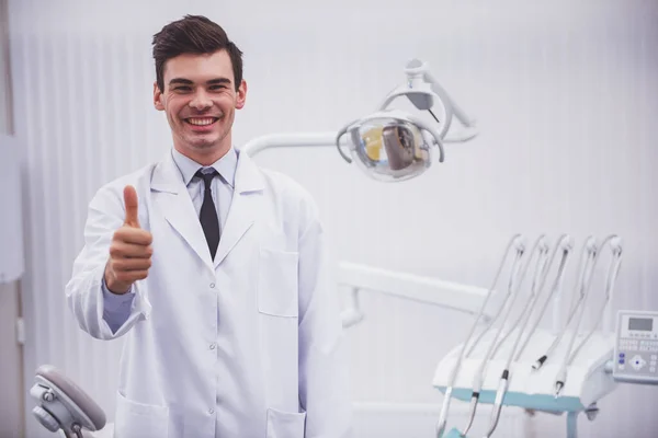 Retrato Dentista Jovem Seu Local Trabalho Clínica Dentária — Fotografia de Stock