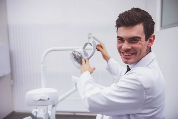 Porträt Eines Zahnarztes Junger Mann Seinem Arbeitsplatz Der Zahnklinik — Stockfoto