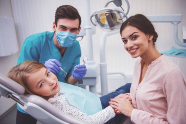 Pediatrik diş hekimine muayene genç hasta annesiyle diş Kliniği