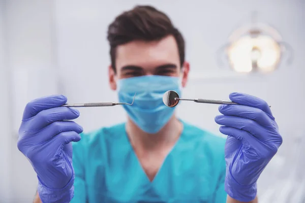 Joven Dentista Masculino Sosteniendo Manos Herramientas Dentales — Foto de Stock