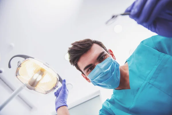 Молодий Чоловічий Стоматолог Тримає Руках Зубні Інструменти — стокове фото