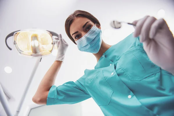 Zubaři Mladá Žena Ochraně Rukavic Masky Udržuje Dentální Nástroje Při — Stock fotografie
