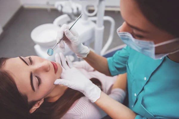 Junge Zahnärztin Untersucht Die Zähne Seiner Patientin — Stockfoto