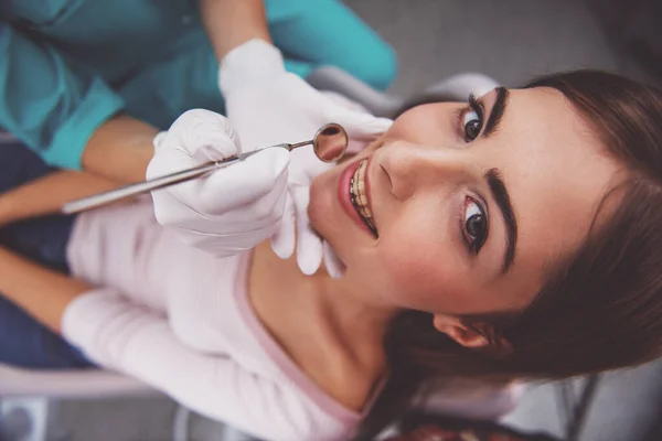 치과의 검토에 매력적인 — 스톡 사진
