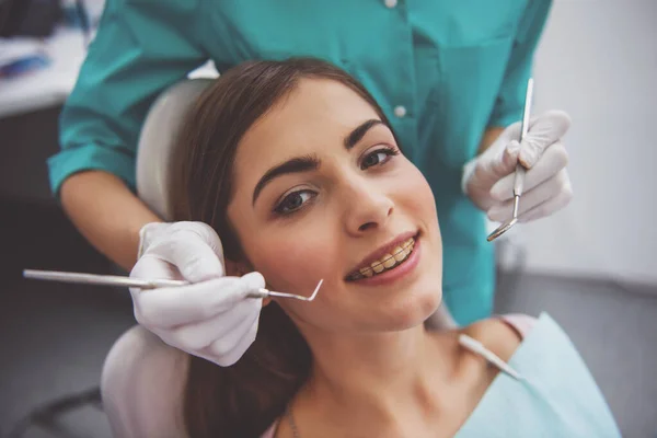 Jovem Dentista Examina Dentes Sua Paciente — Fotografia de Stock